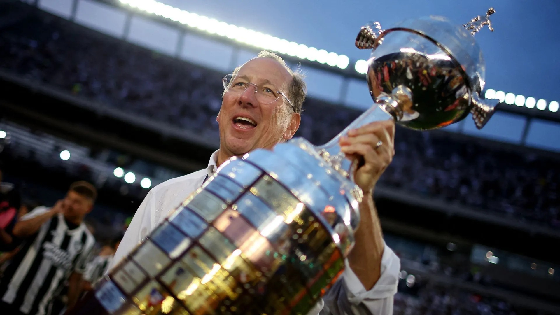 John Textor đứng trước truyền thông, đối mặt tranh chấp pháp lý với Ares Management và cổ đông