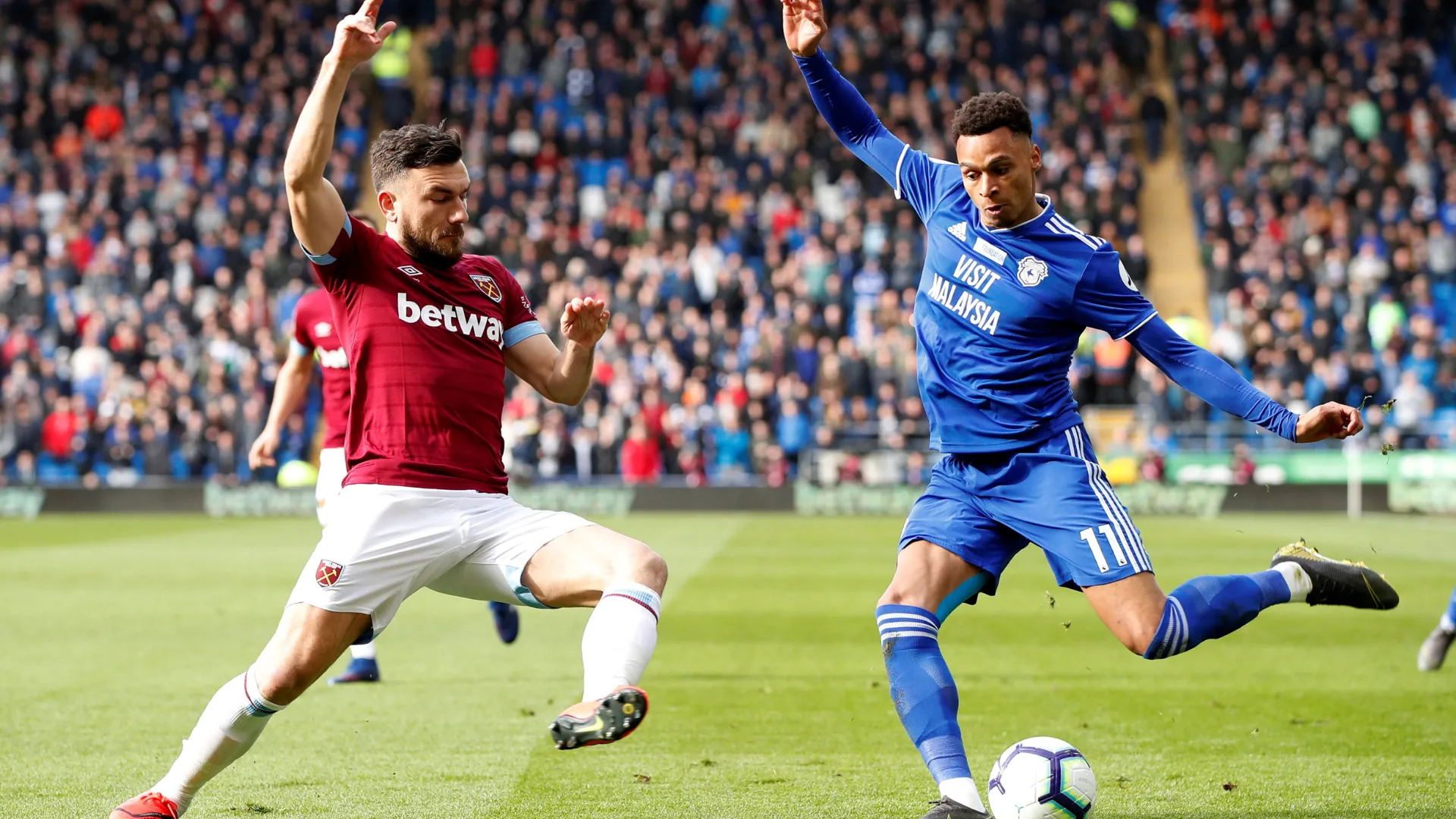 Josh Murphy thi đấu cho Oxford United, màn trình diễn giúp đội thăng hạng bằng cú đúp ở play-off