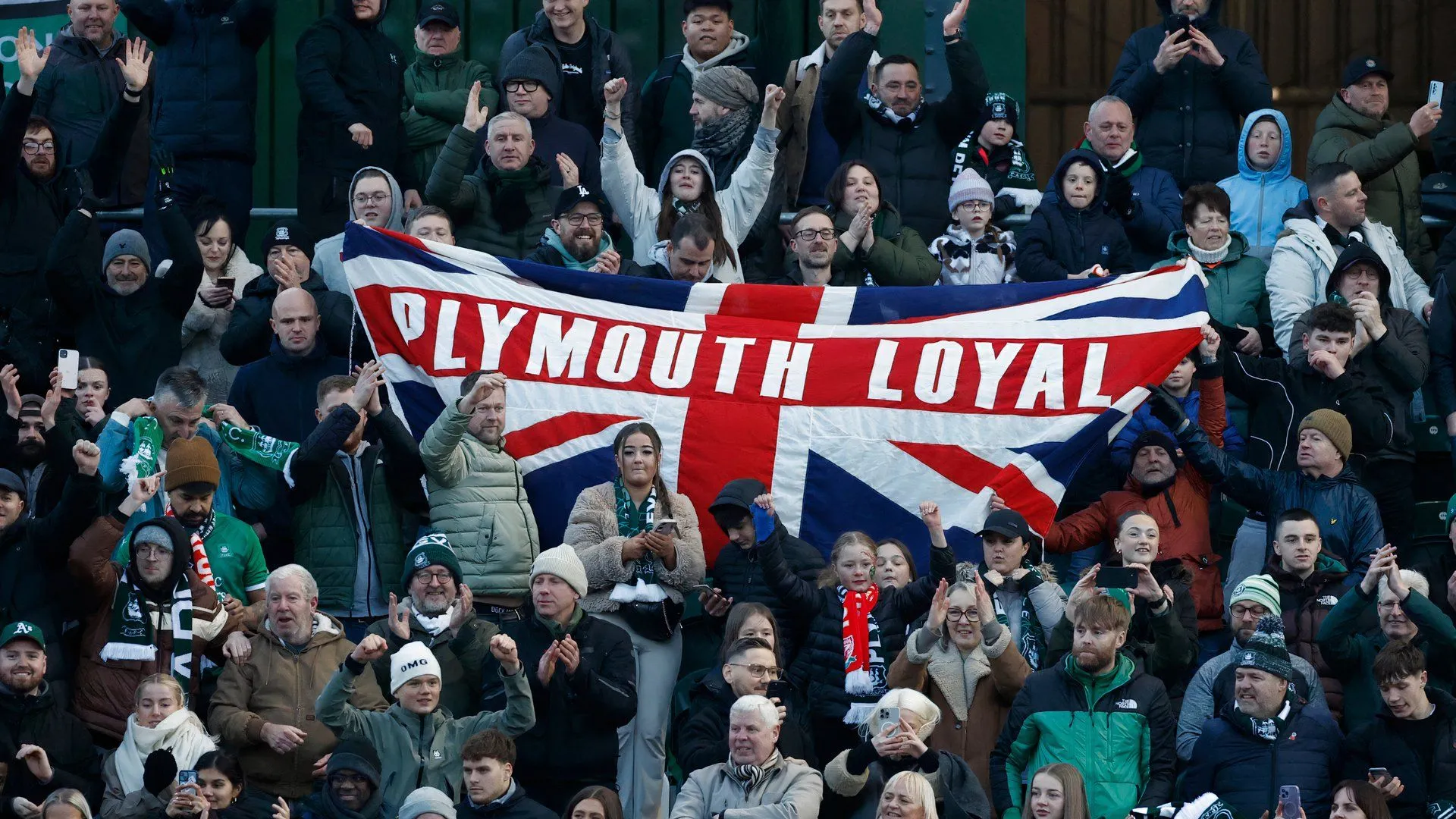 Khán giả Plymouth Argyle phản đối ban lãnh đạo, kêu gọi sa thải Tom Cleverley và Simon Hallett
