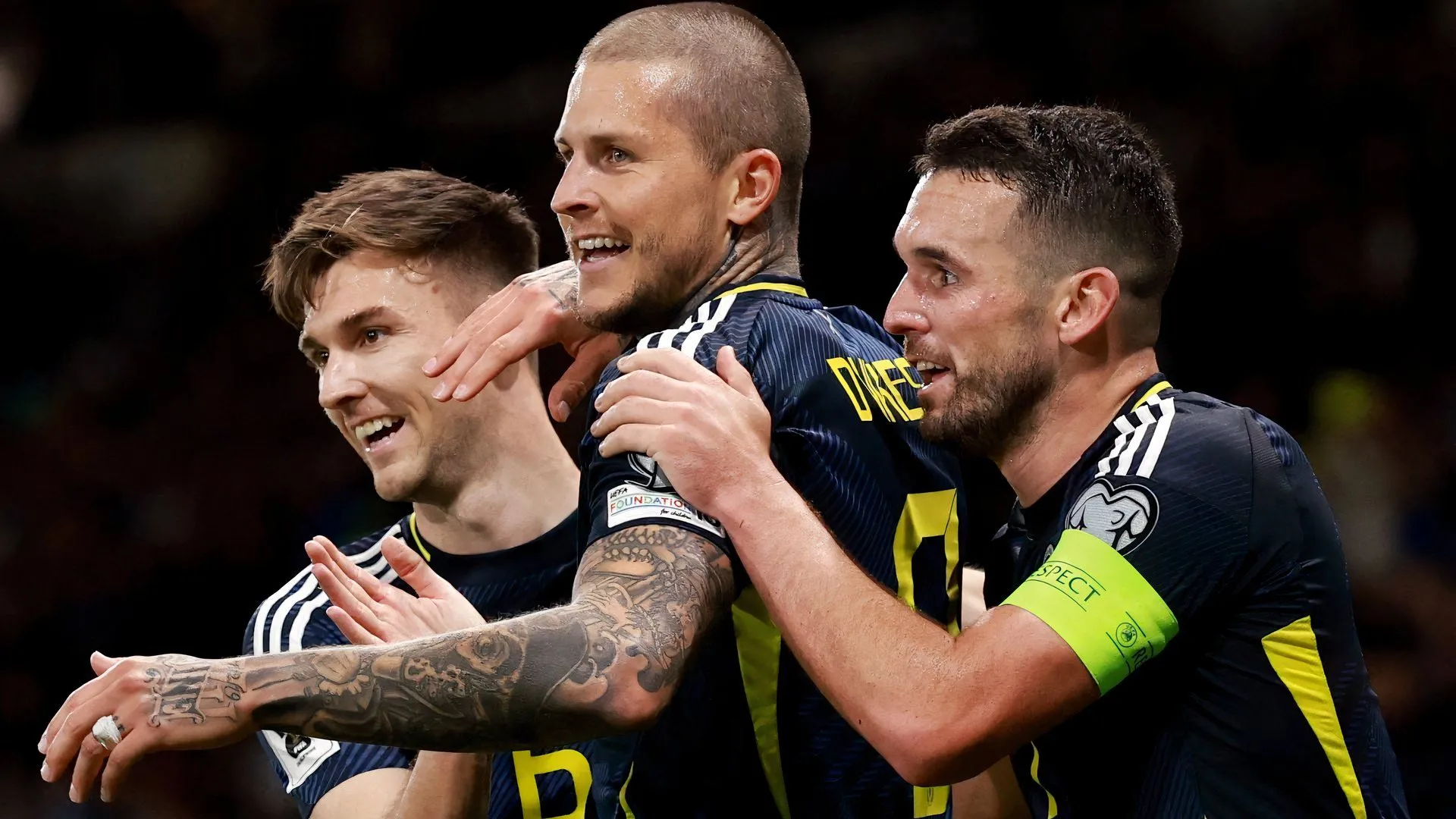Lyndon Dykes ăn mừng bàn thắng cho Scotland — tiền đạo Birmingham City ghi bàn muộn