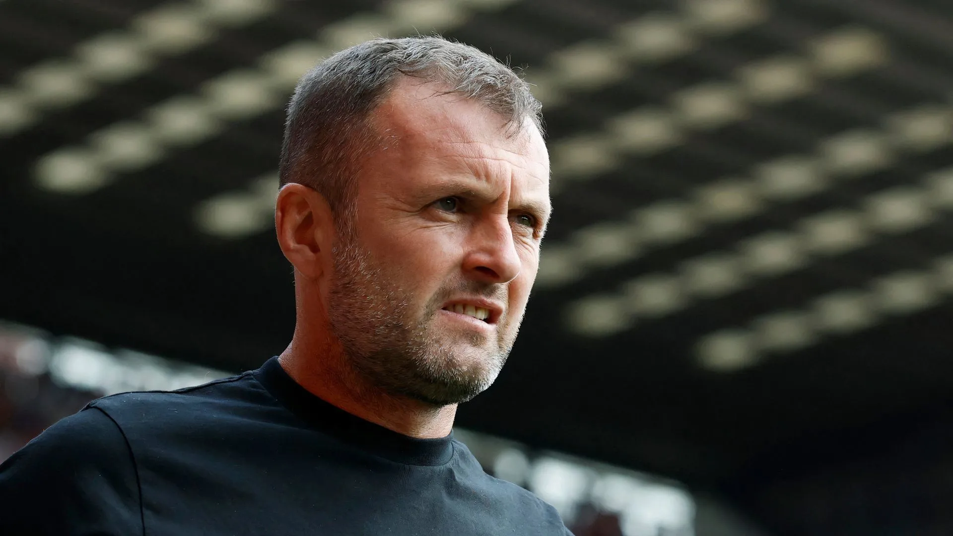 Nathan Jones vỗ tay tri ân CĐV Sheffield Wednesday tại The Valley sau trận Charlton vs Sheffield Wednesday