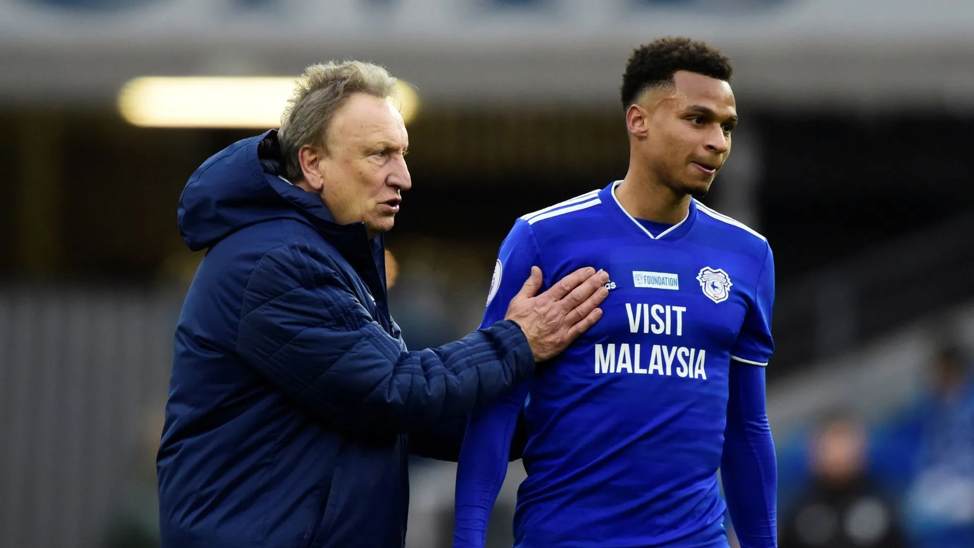 Neil Warnock bên Josh Murphy trong giai đoạn đầu Murphy khoác áo Cardiff, hình ảnh HLV và cầu thủ