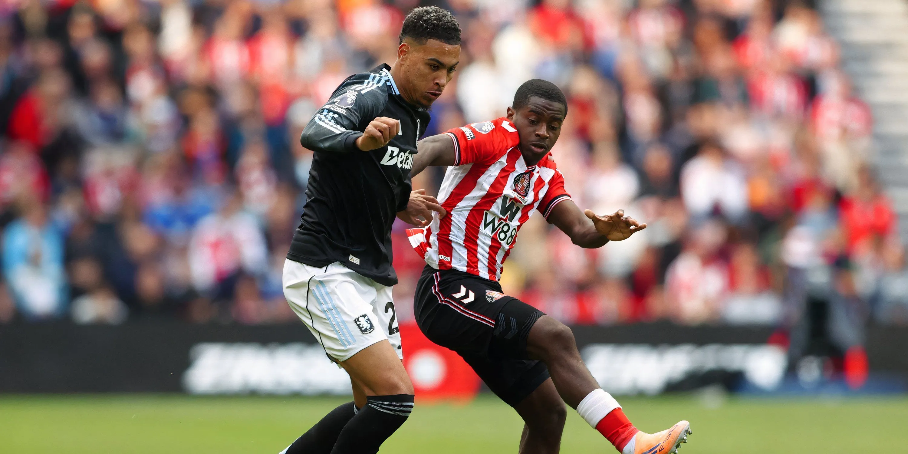 Noah Sadiki trong màu áo Sunderland, trở lại sau chấn thương