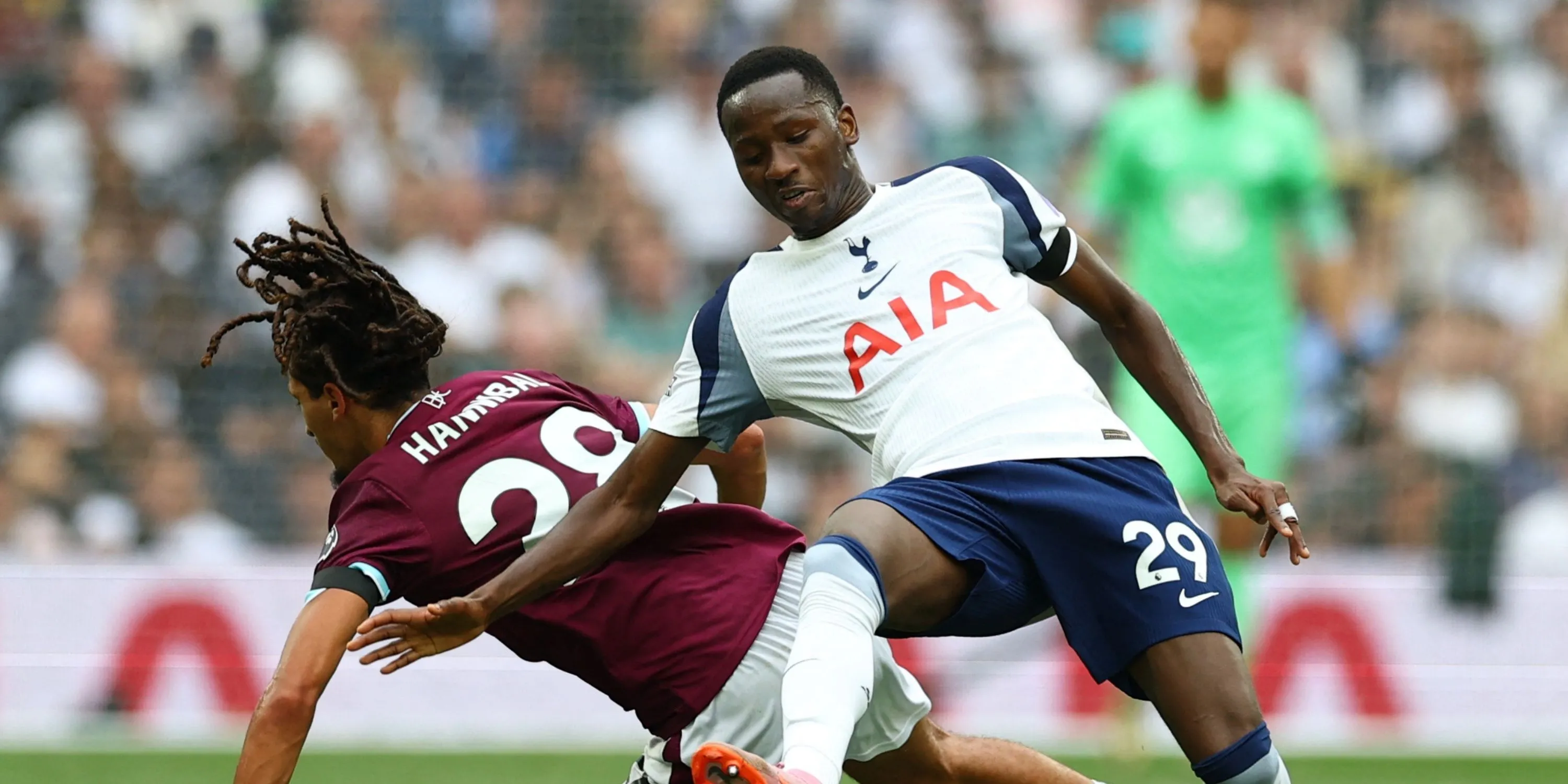 Pape Sarr trong màu áo Tottenham, hình ảnh trận đấu Spurs vs Burnley
