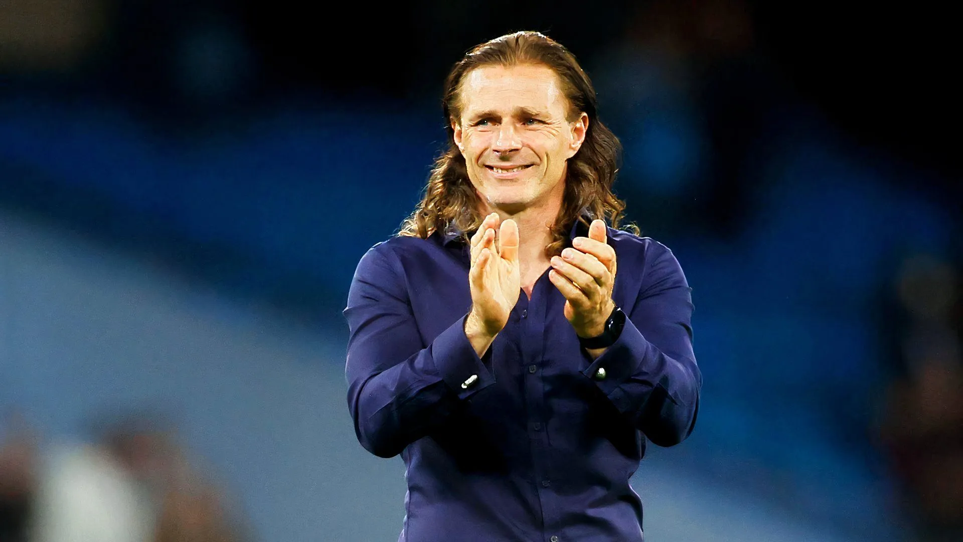 Paul Warne và Gareth Ainsworth được nhắc tới như ứng viên hàng đầu cho ghế HLV Reading