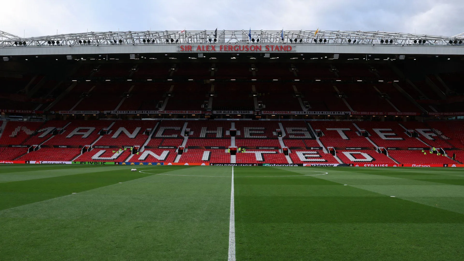 Sân Old Trafford - Manchester United quan sát tài năng trẻ Championship