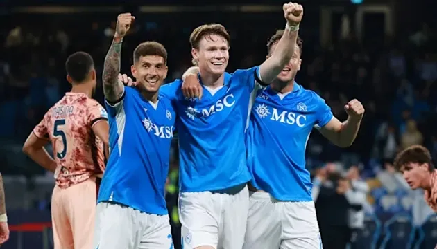 Scott McTominay chạy cắt bóng và hỗ trợ tấn công cho Napoli trong vai trò tiền vệ trung tâm