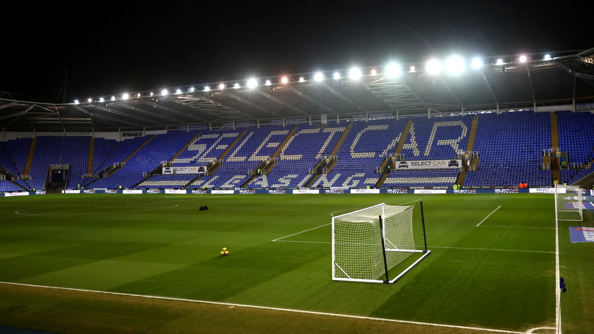 Select Car Leasing Stadium — bối cảnh quyết định tương lai Reading