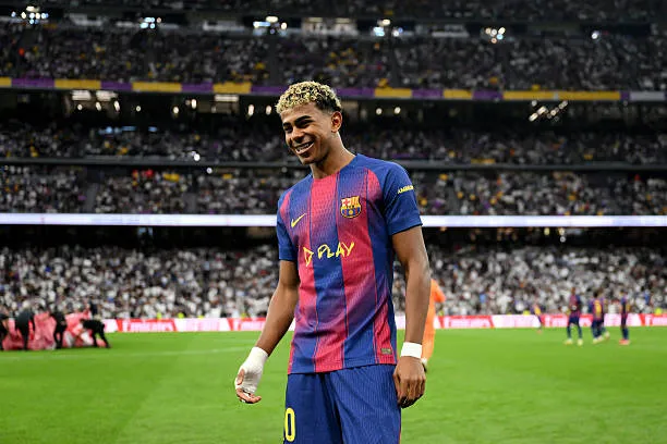 Yamal nhận sự động viên từ đồng đội và ban huấn luyện Barcelona trong phòng thay đồ, biểu tượng cho sự ủng hộ nội bộ đội bóng