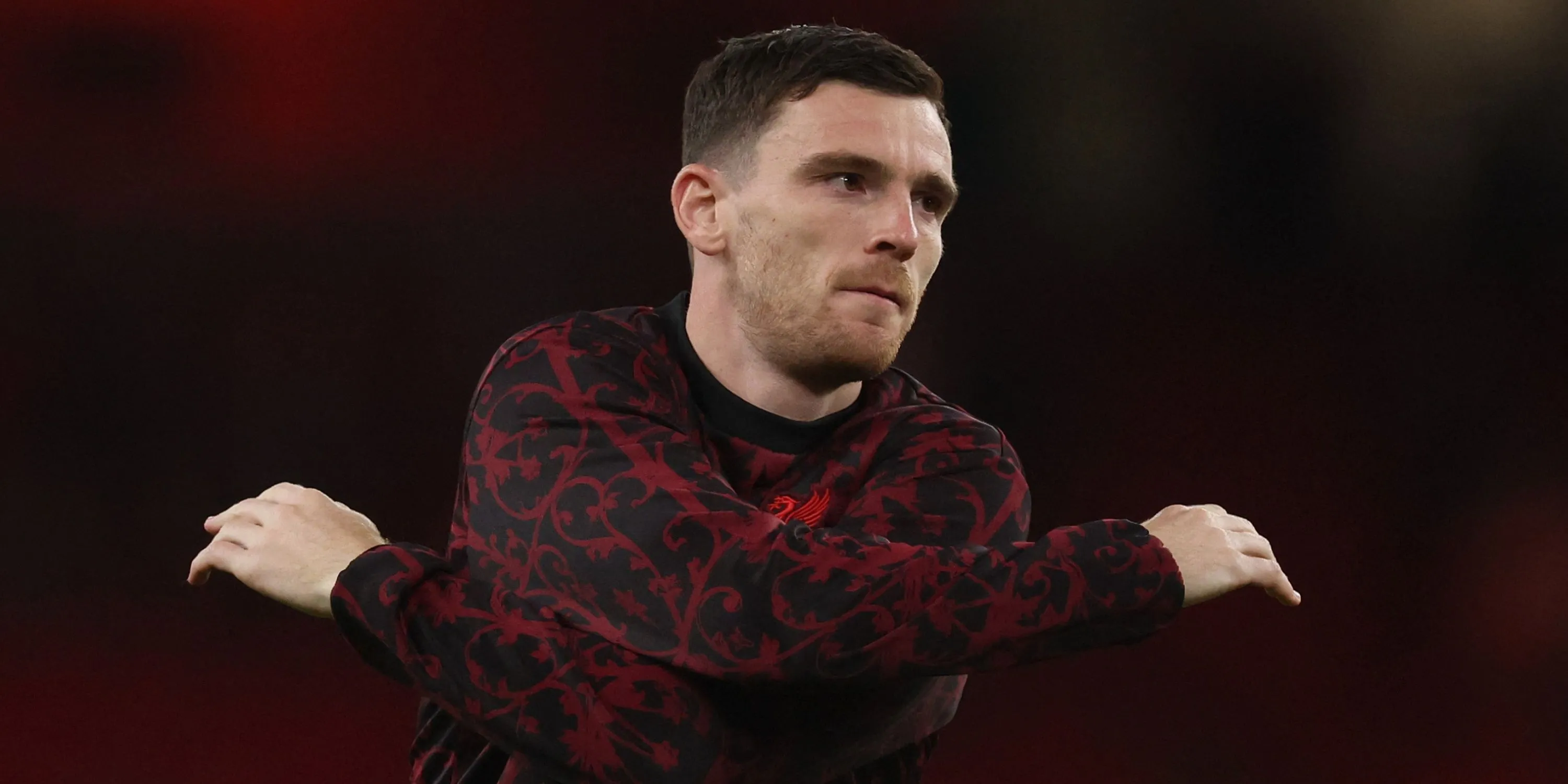 Andy Robertson chuẩn bị trước trận đấu giữa Liverpool và Crystal Palace tại Carabao Cup