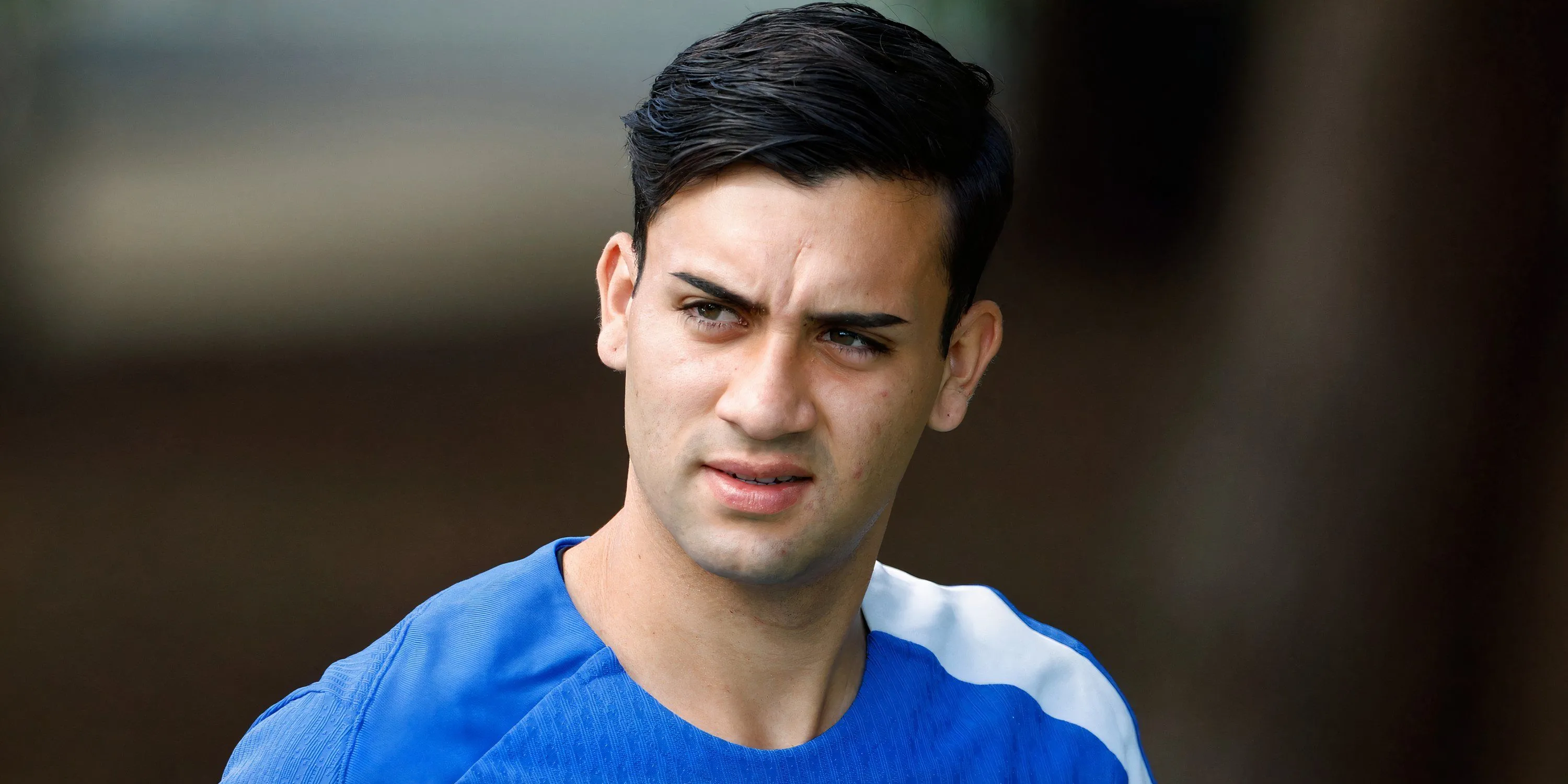 Facundo Buonanotte trong một pha chơi của trận gặp đối thủ