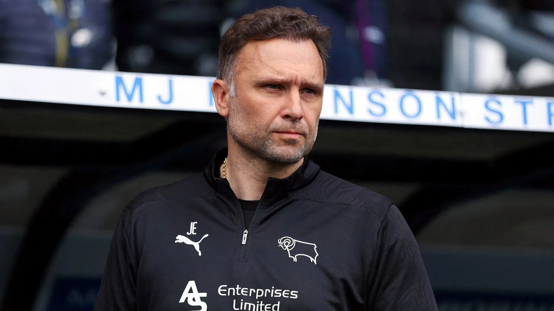 John Eustace, huấn luyện viên trưởng Derby County, đang phân tích chiến thuật