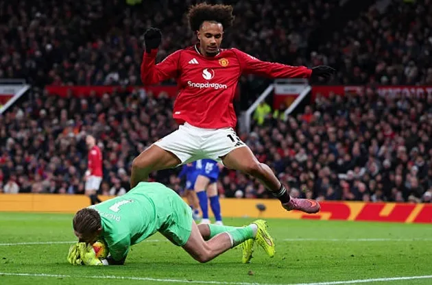 Joshua Zirkzee tranh cãi với Tarkowski