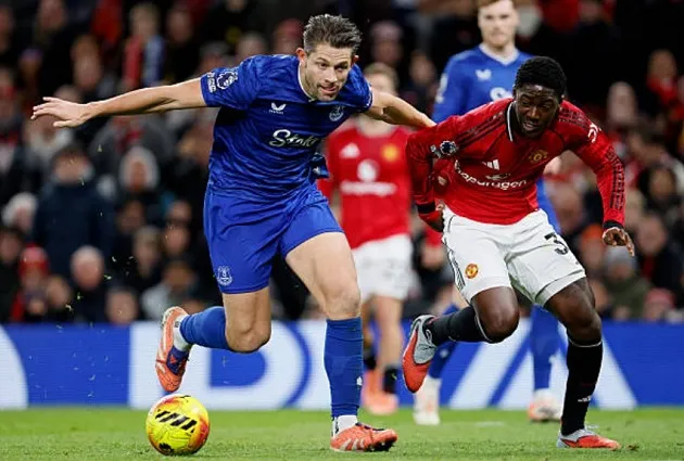 Kobbie Mainoo hỗ trợ tuyến giữa