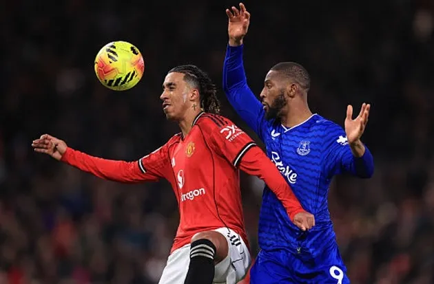 Leny Yoro không tắc bóng kịp thời trước Dewsbury-Hall