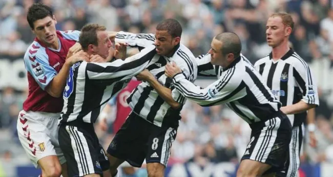 Màn ẩu đả giữa 2 cựu cầu thủ Newcastle United.