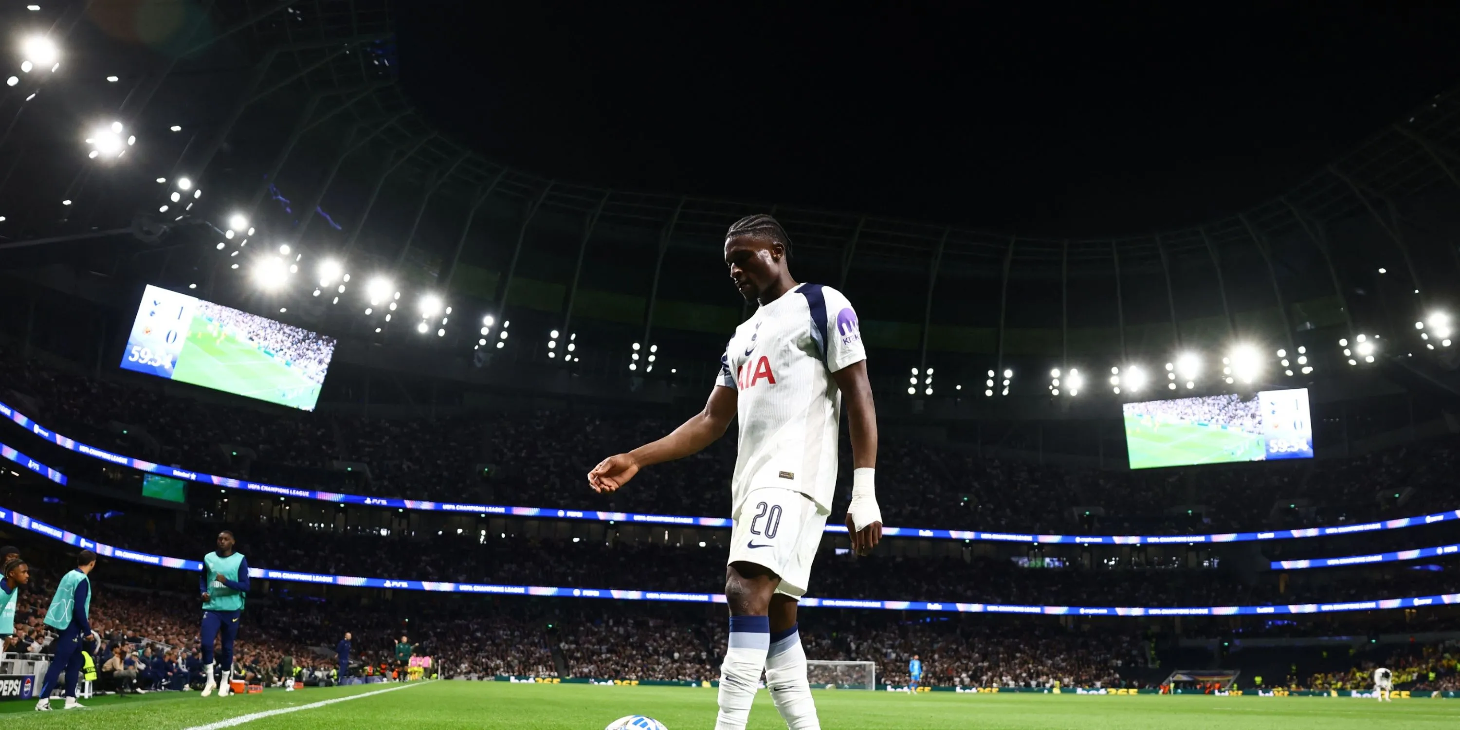Mohammed Kudus thi đấu cho Tottenham Hotspur với áo xanh trắng