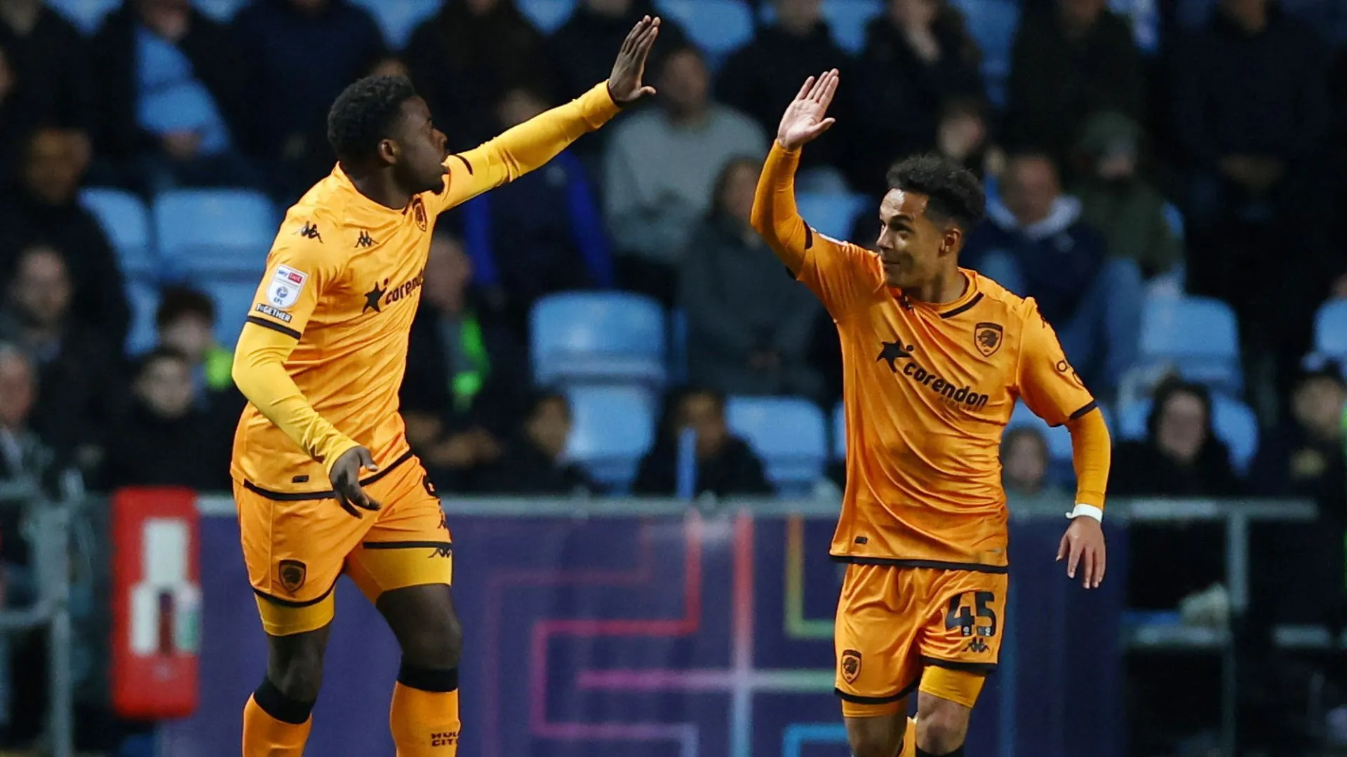 Thuyết phục cùng Fabio Carvalho sau khi ghi bàn trong chiến thắng 3-2 của Hull City trước Coventry City