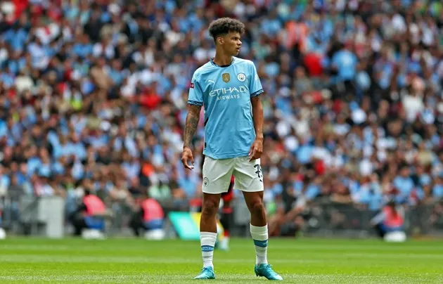 Cảnh trọng tài Craig Pawson xử lý tình huống va chạm giữa Kusi-Asare và O’Reilly